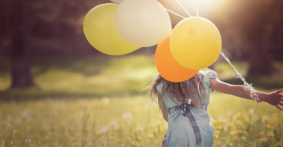 mädchen mit luftballons